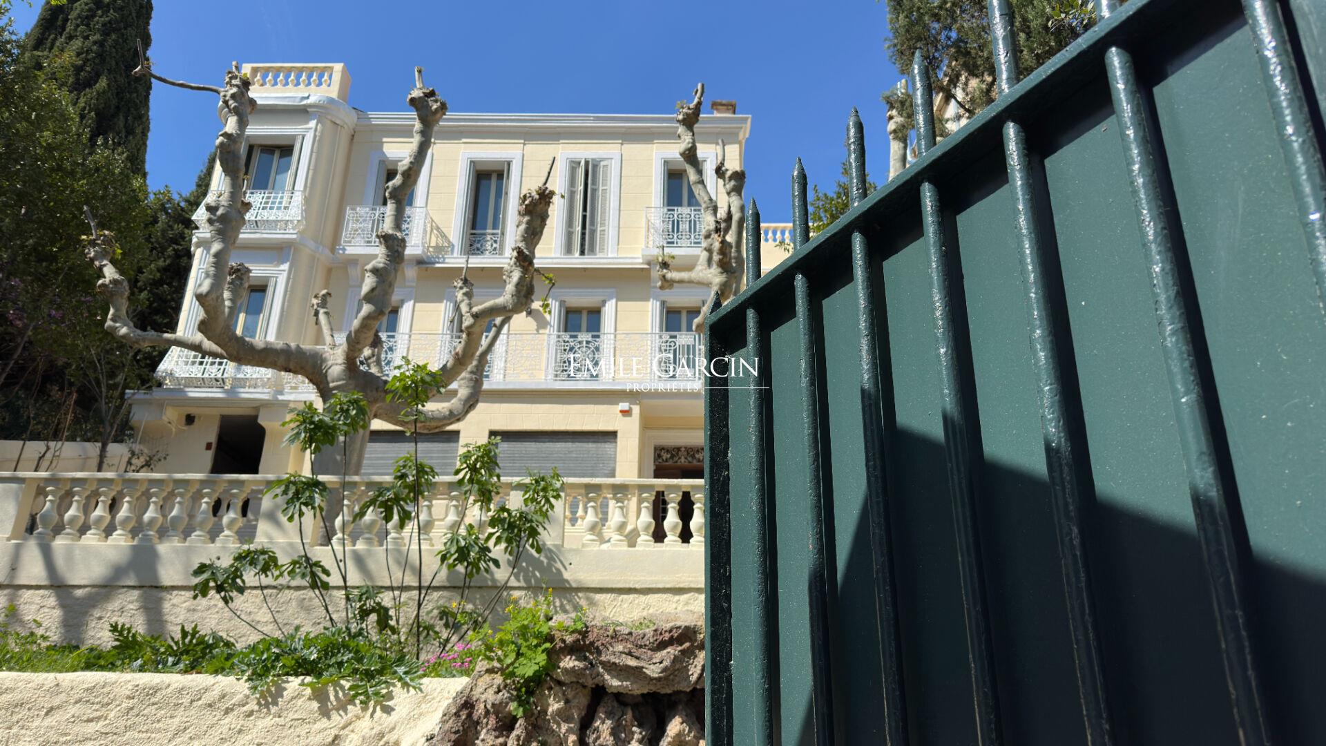 City mansion in need of renovation for sale in the Carré d'Or of Marseille