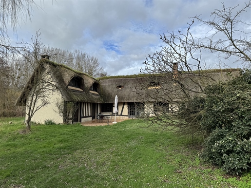 Authentiek Normandisch huisje met rieten dak