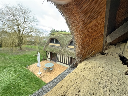 Autentico cottage normanno con tetto di paglia