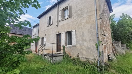 Brive - To renovate: farmhouse and outbuildings on the heights of Brive, large building plot
