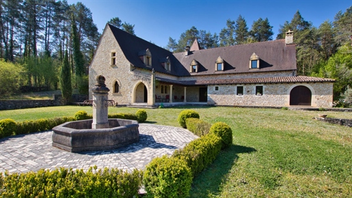 Fleurac Plazac - Wunderschönes Anwesen von mehr als 400 m² im Herzen eines Waldes