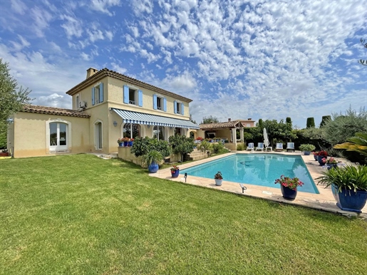 Vacker villa med stor pool