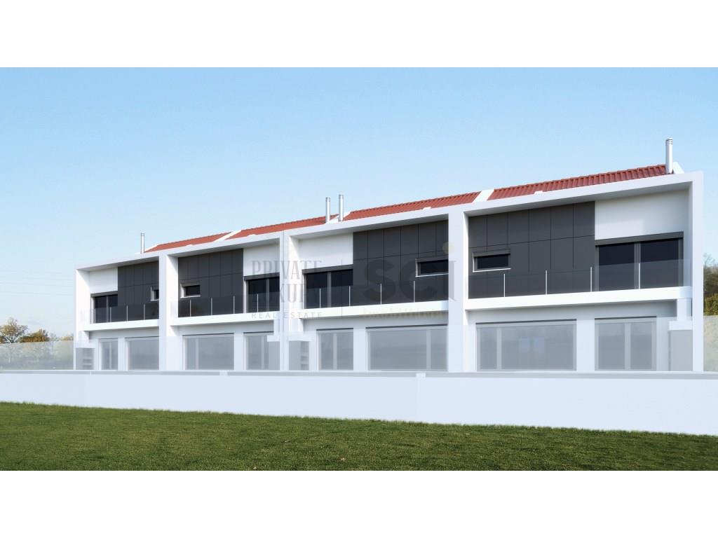 Moradia T4 Nova Alcochete Banda com Cave Piscina e Terraço