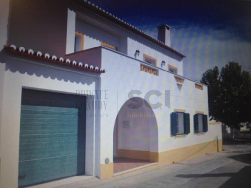 4 bedroom villa with garage, garden and swimming pool