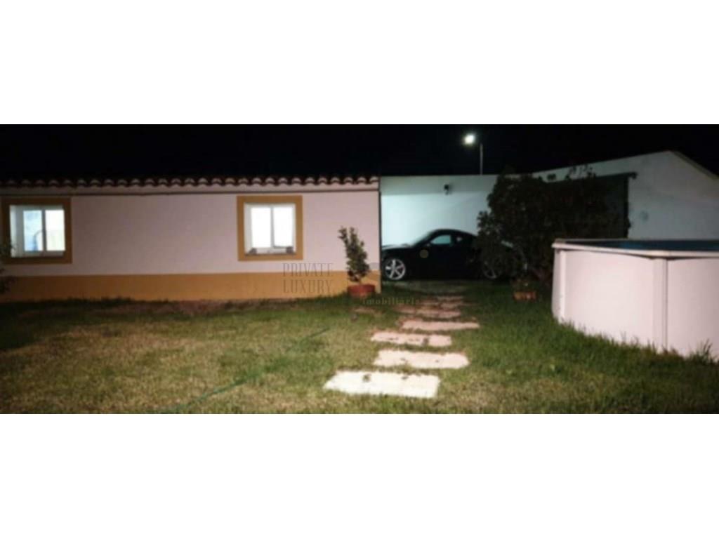 4 bedroom villa with garage, garden and swimming pool