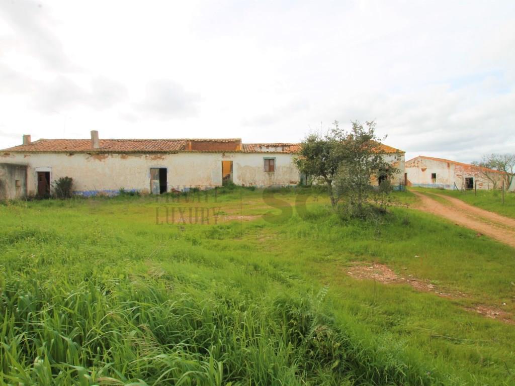 Herdade em Vila Nova de São Bento - Serpa com mais de 100 hectares e dois montes para recuperar