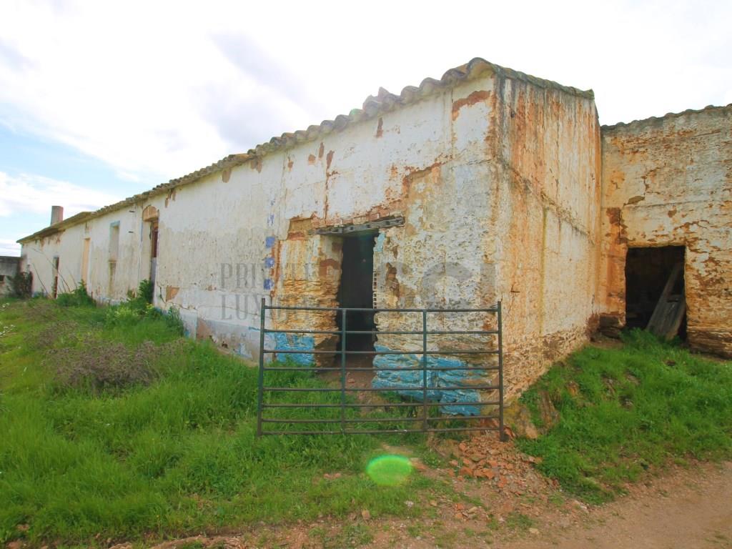 Herdade em Vila Nova de São Bento - Serpa com mais de 100 hectares e dois montes para recuperar