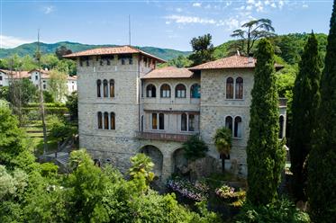 Villa d’epoca in vendita a Tarcento in Friuli-Venezia-Giulia