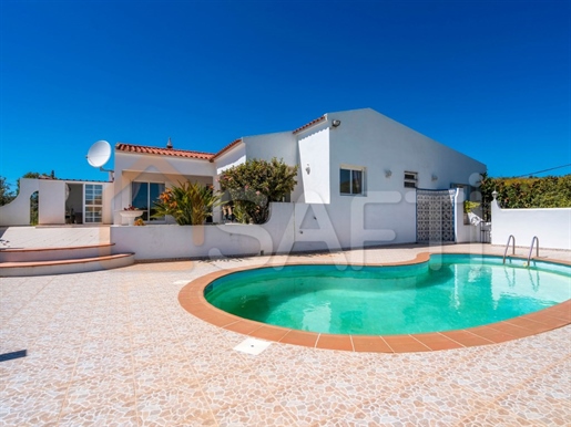 3-Bedroom villa with swimming pool 15 minutes from the beach