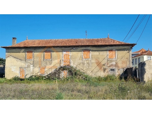 Provençal style house to be recovered in the center of Cortegaça!