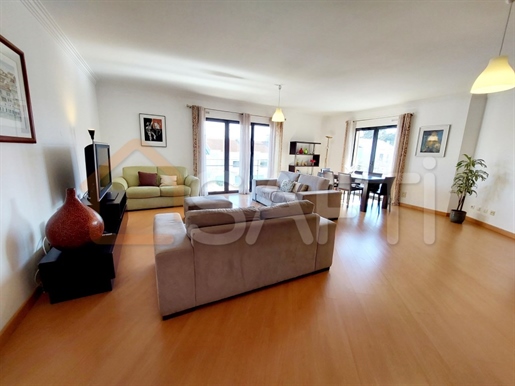 Spacious flat of 196m2 and 80m2 dependent with garage in Barcarena Oeiras