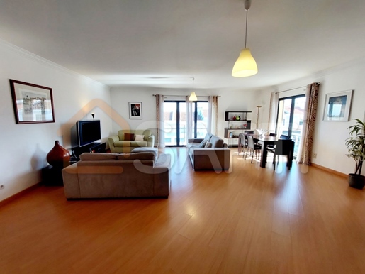 Geräumige Wohnung von 196m2 und 80m2 abhängig mit Garage in Barcarena Oeiras
