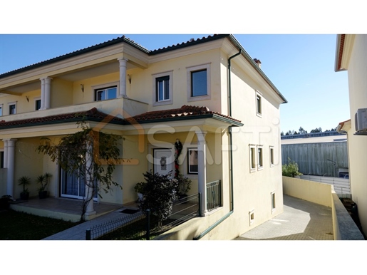 4 bedroom semi-detached house with garage in Barosa.
