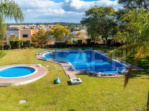 Apartamento de 2 dormitorios en un condominio privado con piscina, Pinhal Terraces en Vilamoura.