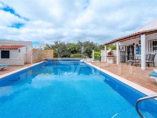 Detached villa + 1 bedroom annex, with pool and sea view