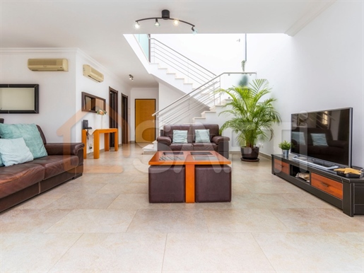 Luxury T4+2 contemporary style villa with garage, located in a privileged location in Quarteira.