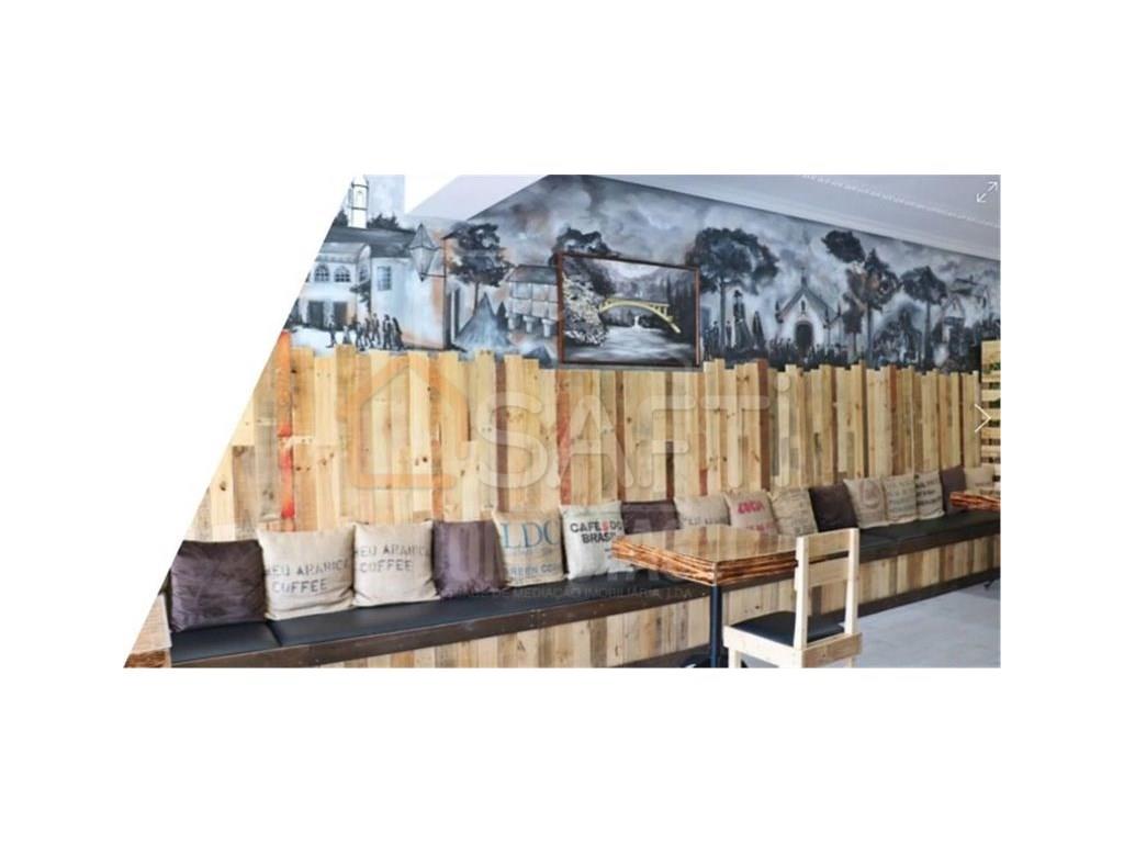Villa + Restaurant:
Kommerzielles Geschäft In Betrieb