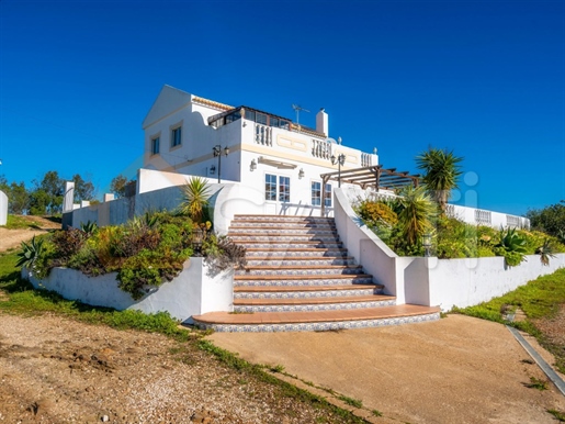 Beautiful property in the hills with fantastic sea views