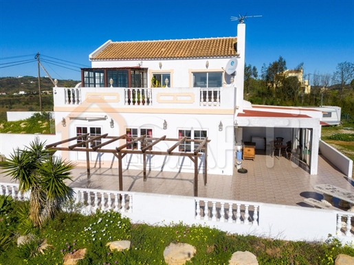 Beautiful property in the hills with fantastic sea views