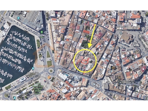 Magnificent building in the center of historic Faro, 120 meters from the Marina. Multiple projects p