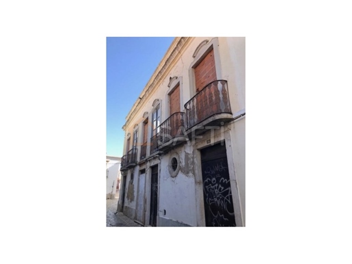 Magnificent building in the center of historic Faro, 120 meters from the Marina. Multiple projects p