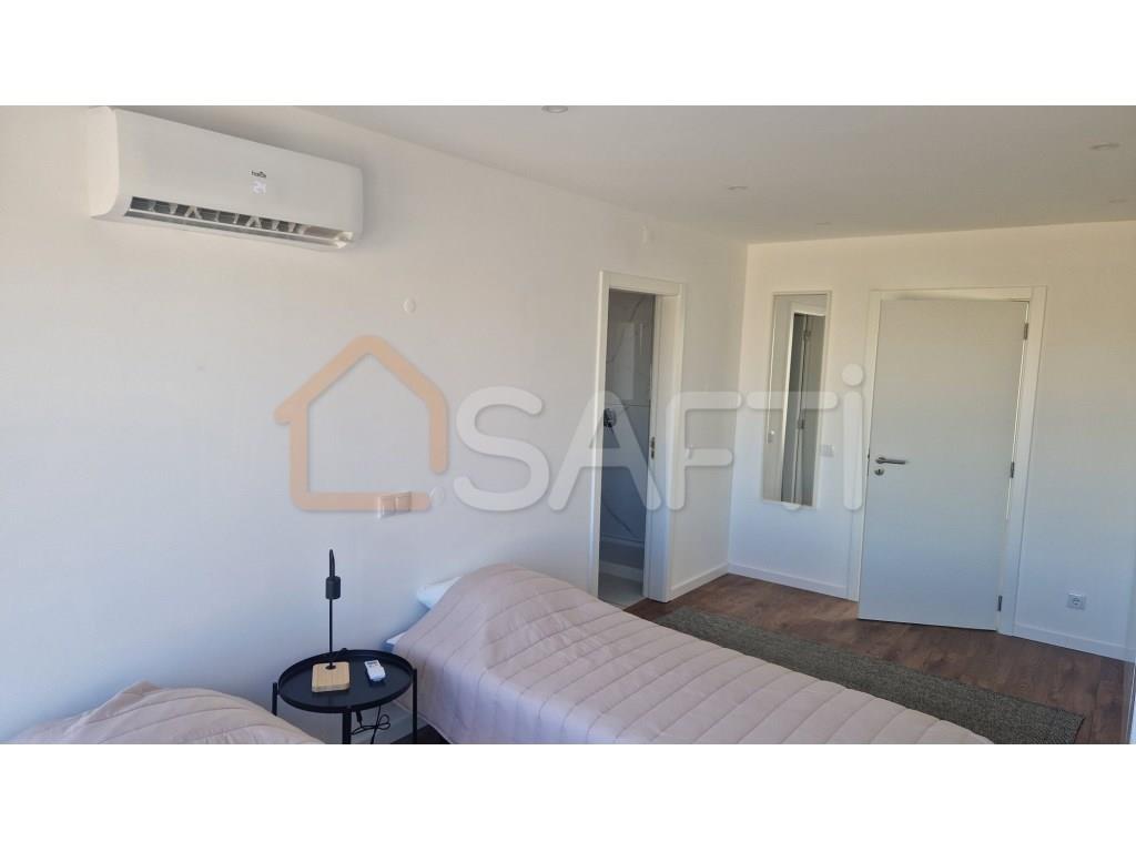 Neue Villa mit 3 Schlafzimmern, Parkplatz und Terrasse in Olhão