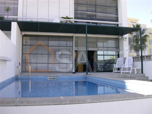 T2 de 110m2 en Marina Parque das Nações con terraza de 85m2 y piscina privada