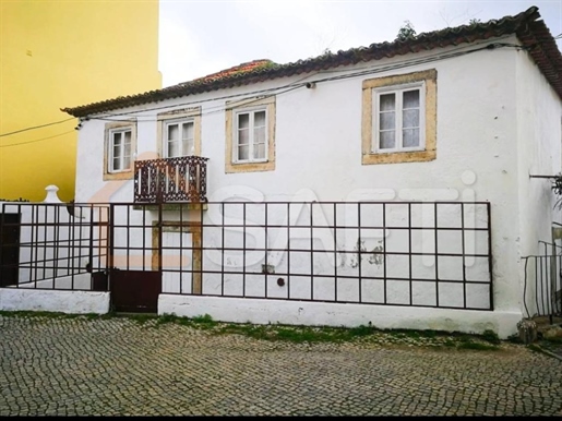 3 bedroom house to be recovered in Praça 5 de Outubro (Amora)