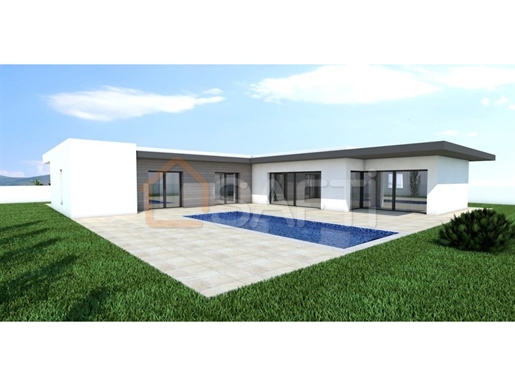 Single storey 4 bedroom villa, with swimming pool, in the village of Pataias