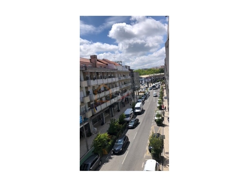 Apartamento de 2+1 dormitorios en la avenida principal de la ciudad de Leiria.