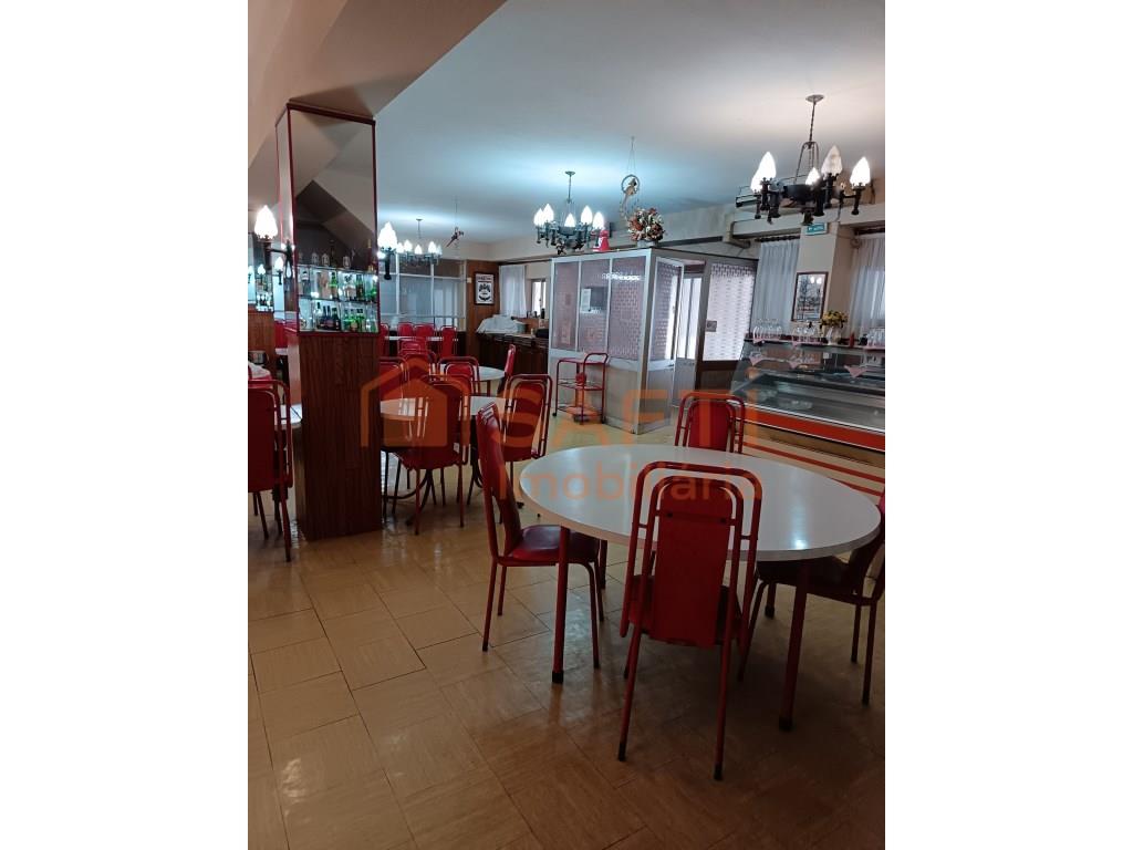Restaurant with private parking in the centre of São João da Madeira