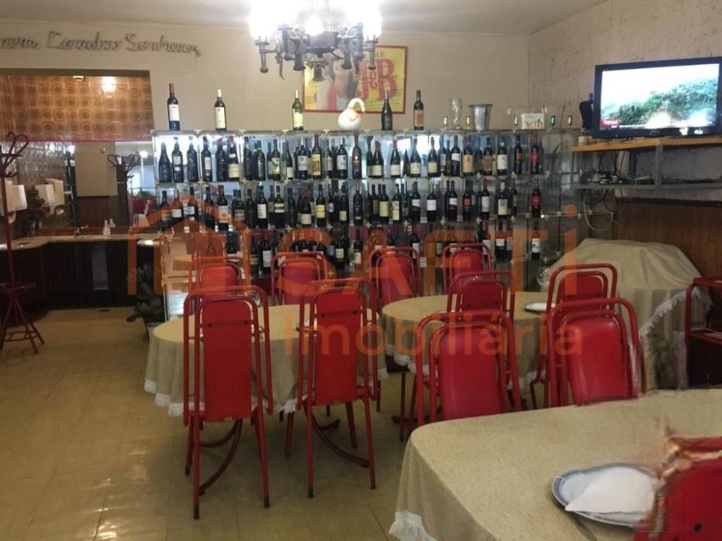 Restaurant with private parking in the centre of São João da Madeira