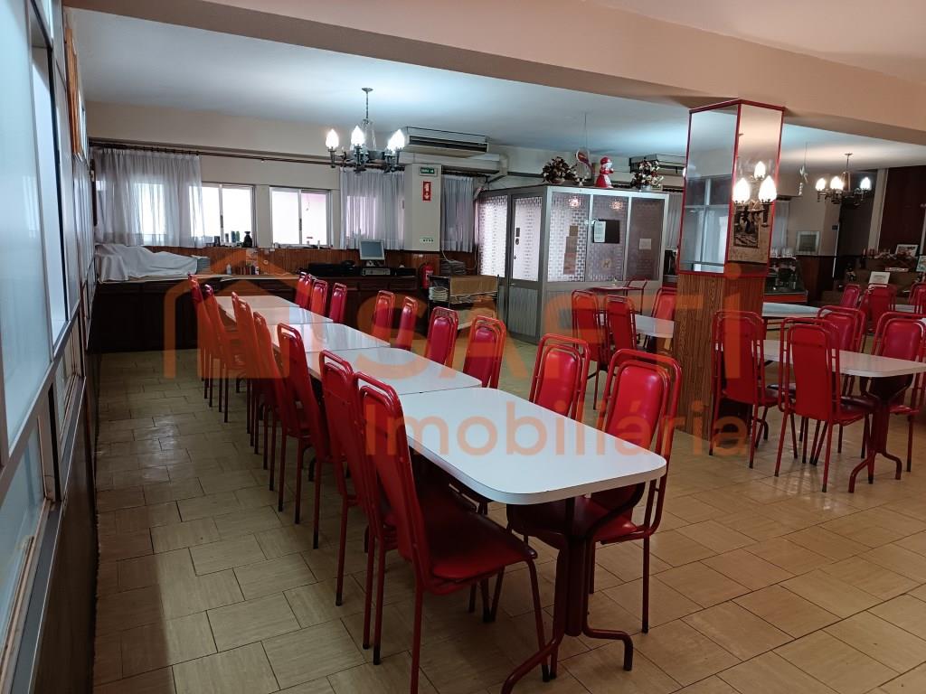Restaurant with private parking in the centre of São João da Madeira