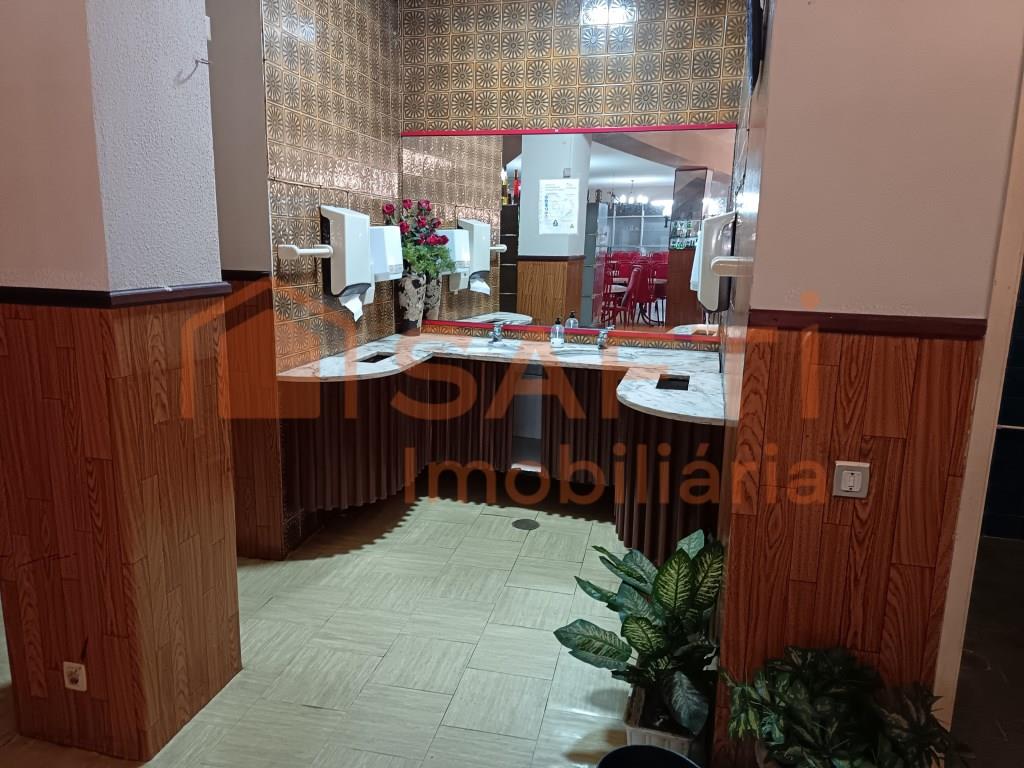 Restaurant with private parking in the centre of São João da Madeira