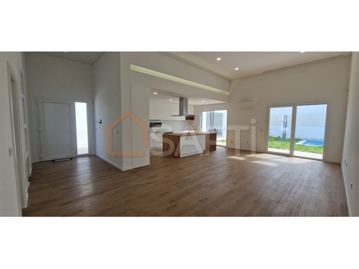 Single-Storey 4 bedroom villa ready to move in with swimming pool in Brejos de Azeitão