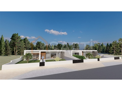 Casa De Arquitectura Moderna T3 , Totalmente Independiente, Con Garaje Para Dos Coches En Anexo, En