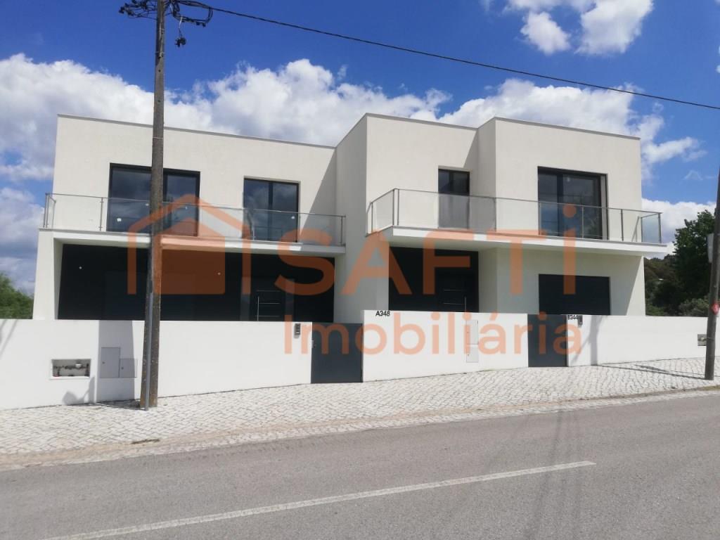 Casa adosada de 4 dormitorios en Ourém