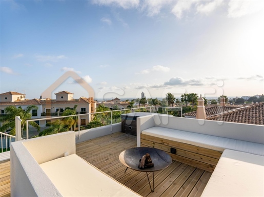 Lujosa villa de 3 dormitorios en Santa Bárbara de Nexe con vistas panorámicas.