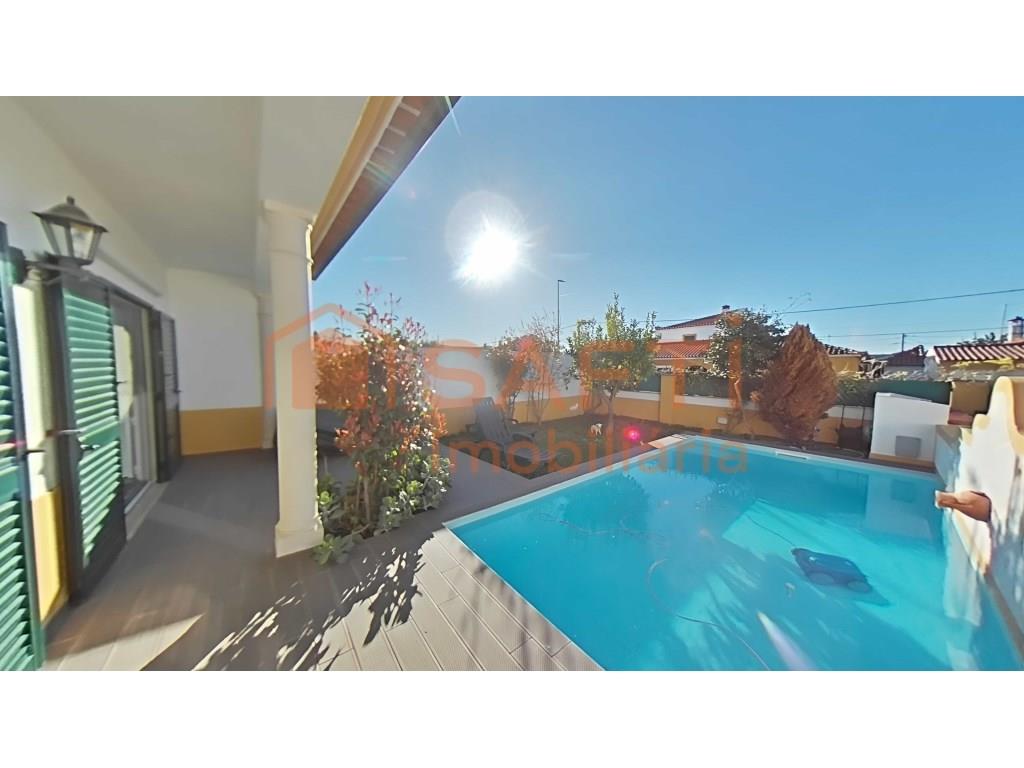 4+2 bedroom triplex villa with pool and garage for sale in Golegã