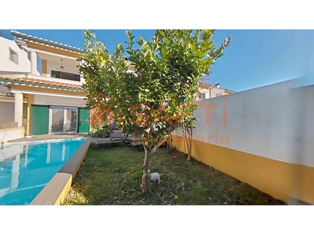 4+2 bedroom triplex villa with pool and garage for sale in Golegã