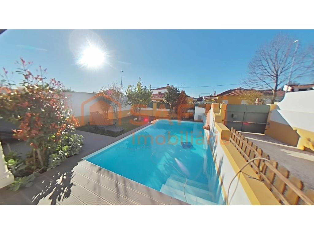 4+2 bedroom triplex villa with pool and garage for sale in Golegã