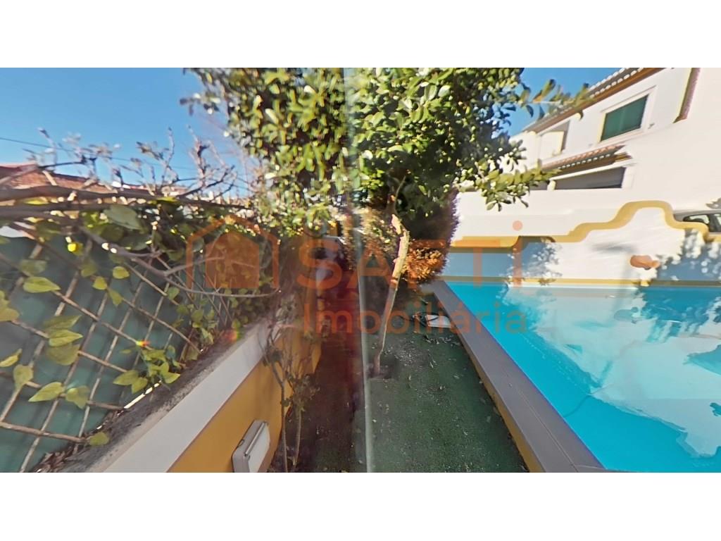 4+2 bedroom triplex villa with pool and garage for sale in Golegã