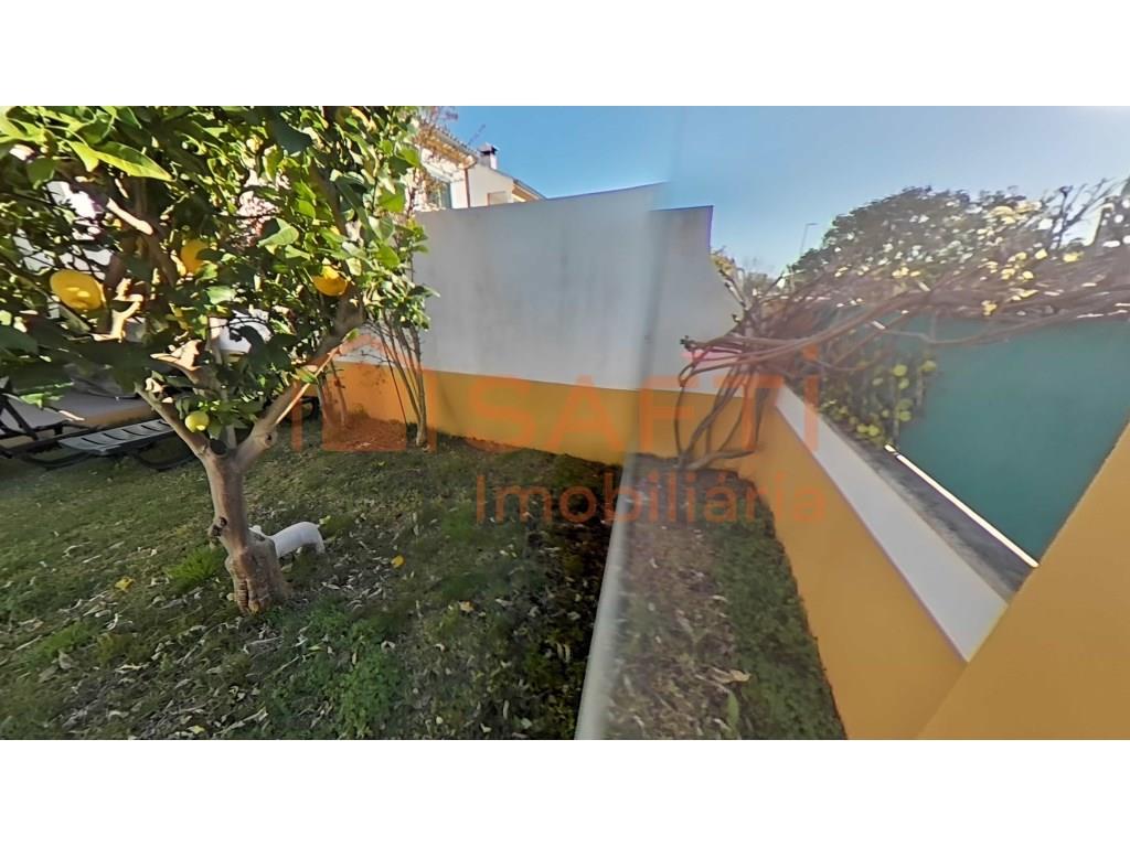 4+2 bedroom triplex villa with pool and garage for sale in Golegã