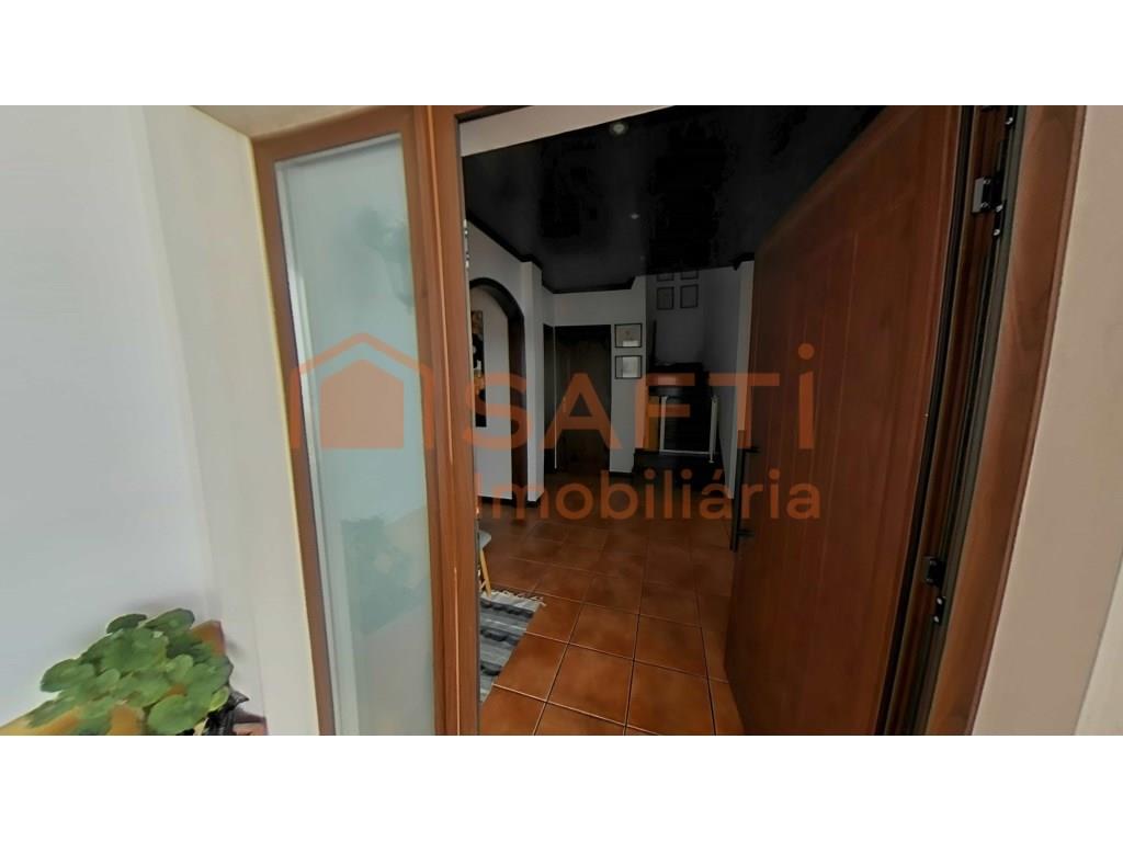 4+2 bedroom triplex villa with pool and garage for sale in Golegã