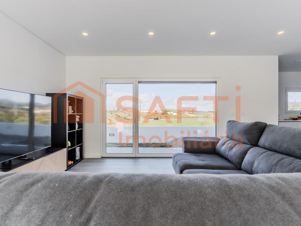 Casa unifamiliar de 2 dormitorios + ático nuevo en venta | Excelente vista al campo