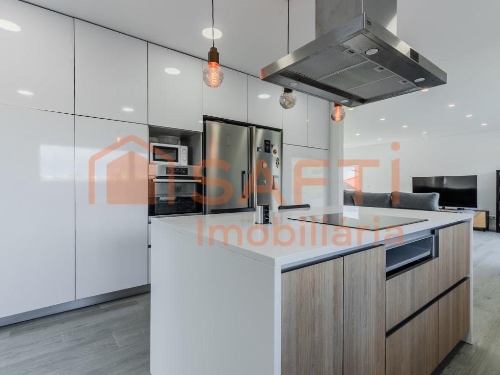 Casa unifamiliar de 2 dormitorios + ático nuevo en venta | Excelente vista al campo