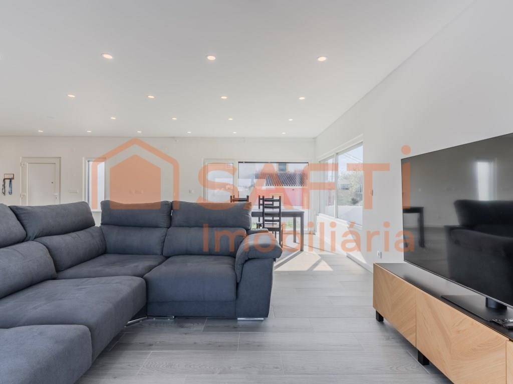 Casa unifamiliar de 2 dormitorios + ático nuevo en venta | Excelente vista al campo