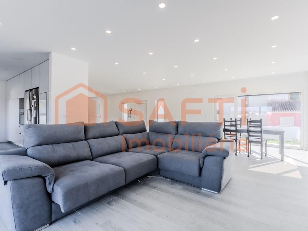 Casa unifamiliar de 2 dormitorios + ático nuevo en venta | Excelente vista al campo