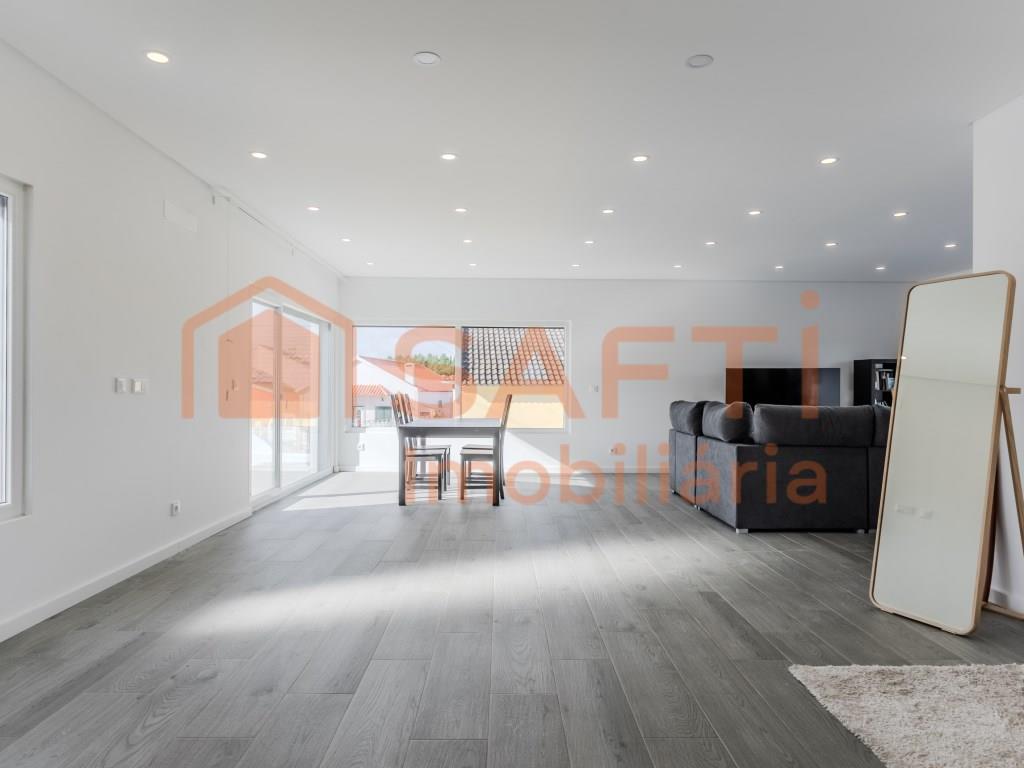 Casa unifamiliar de 2 dormitorios + ático nuevo en venta | Excelente vista al campo