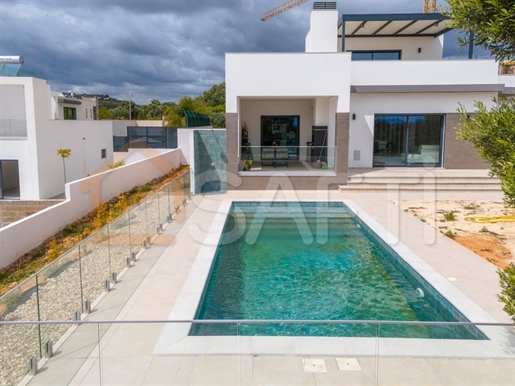 Nouvelle villa de 3+1 chambres avec piscine et jardin, située dans la ville de Loulé !